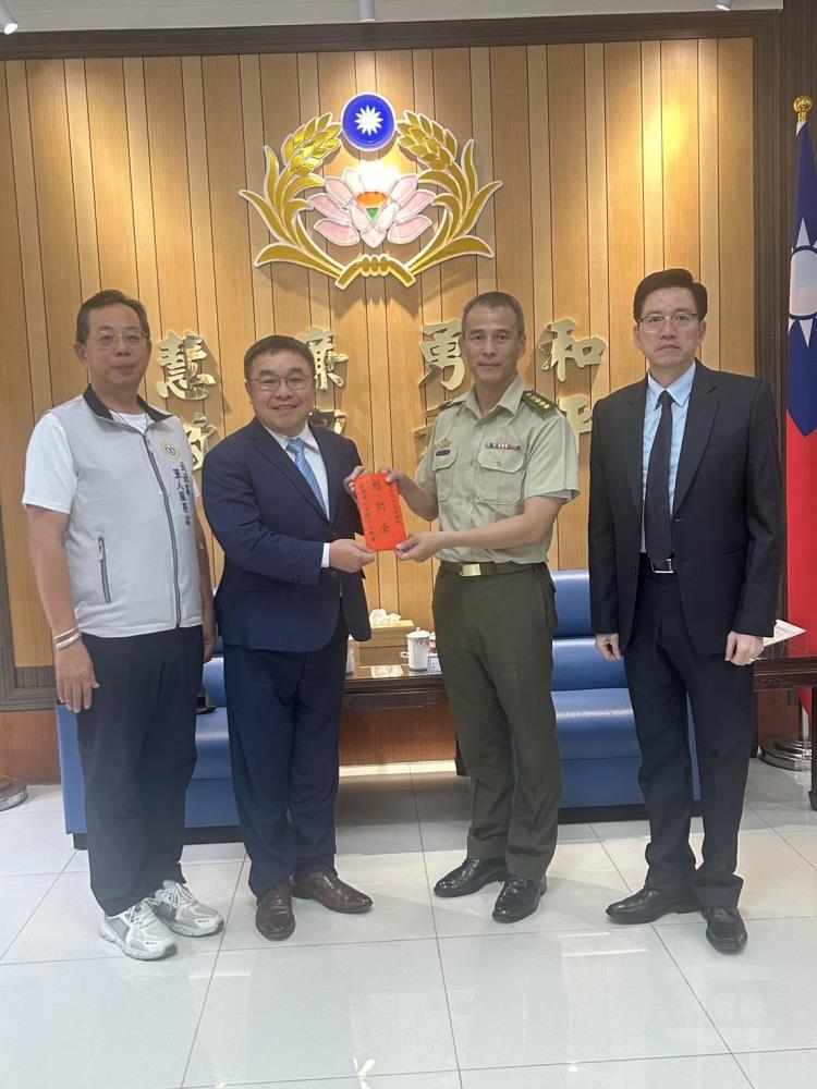 敬軍團拜會憲兵205指揮部，讓官兵在秋節前夕感受來自社會各界的支持與溫暖。（新北市軍人服務站提供）