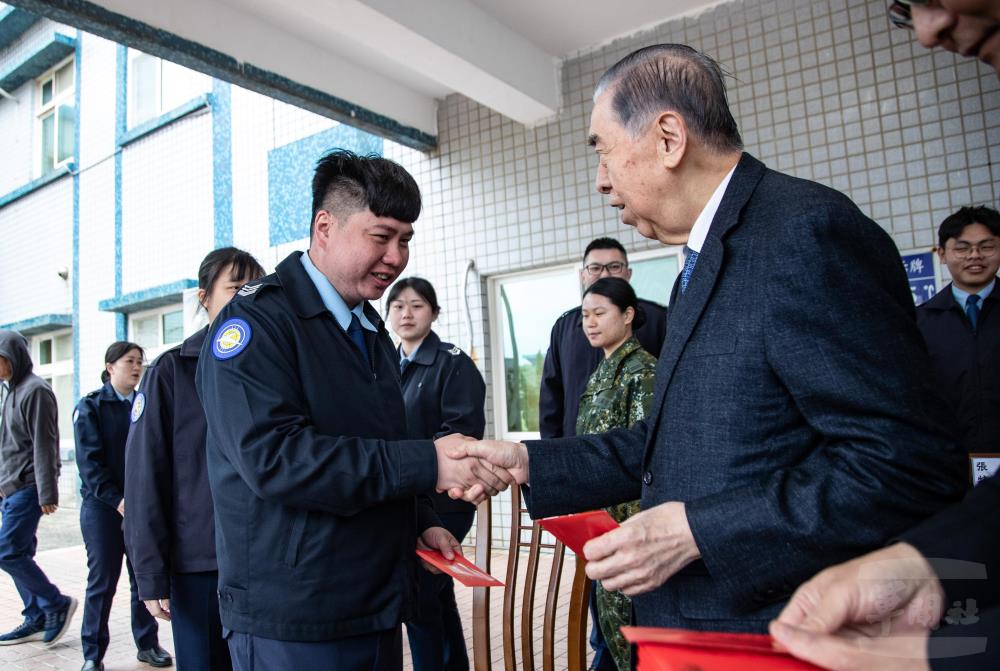 李理事長逐一致贈慰問品，提前向官兵祝賀新春。（軍聞社記者王茗生攝）