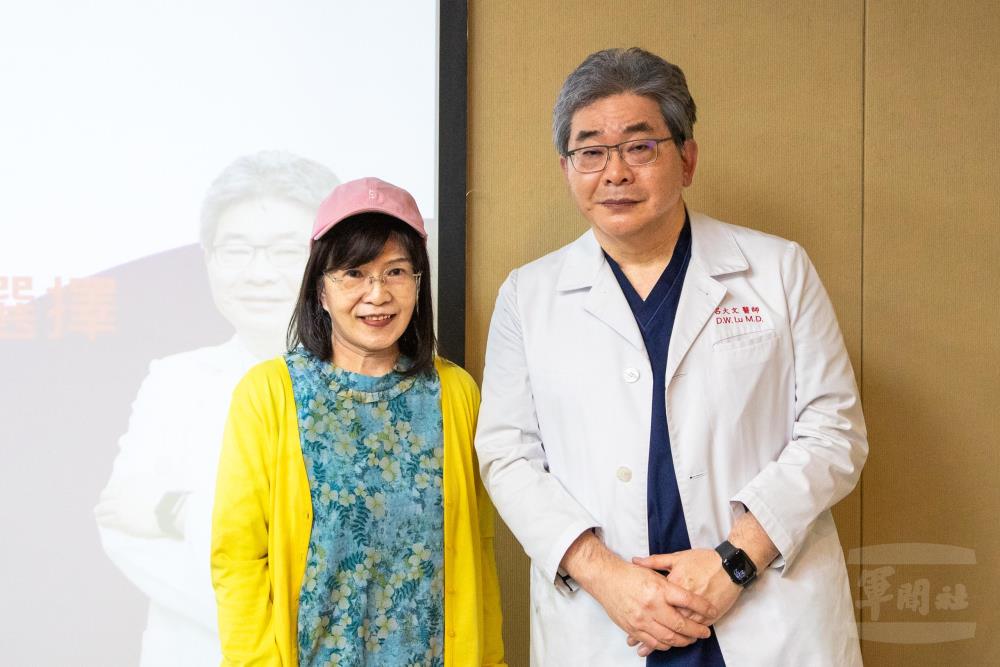 68歲女性患者（左）接受三總眼科治療，恢復良好，並對視力穩定與手術成果相當滿意。（軍聞社記者王進福攝）