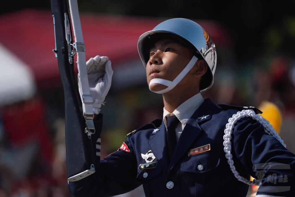 莊敬高職學生全神貫注在每一個操槍動作，展現個人魅力。（軍聞社記者文仁攝）