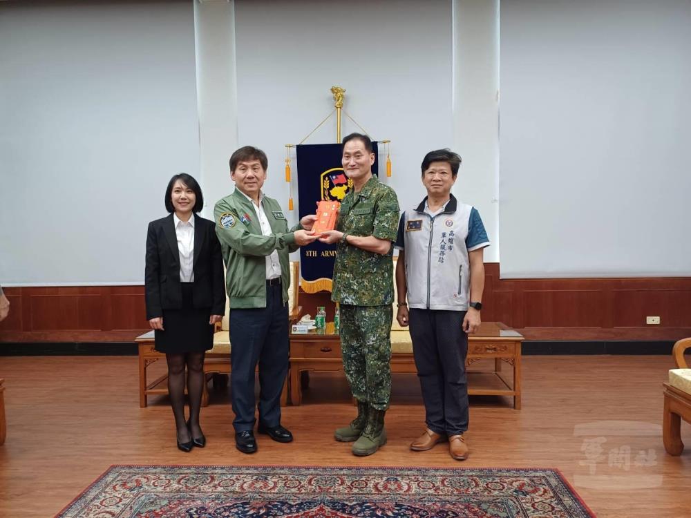 臺銀人壽專屬保代軍友保險公司敬軍團昨（9）日，前往陸軍第八軍團敬軍慰訪。（高雄市軍人服務站提供）