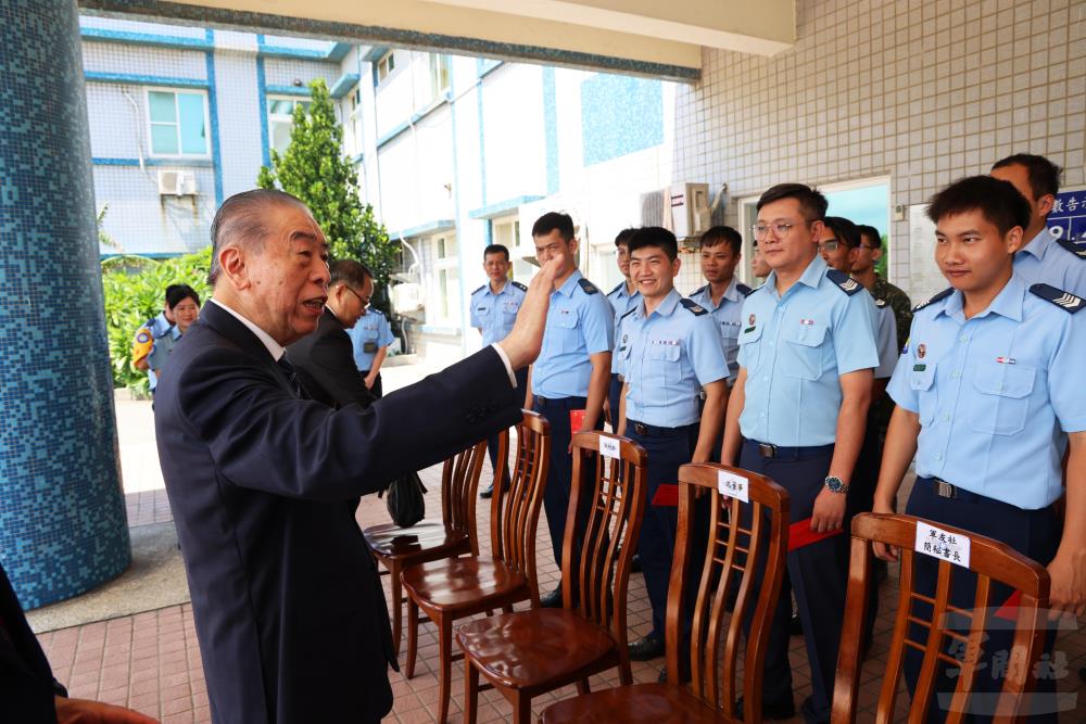 李棟樑慰問北部高山偏遠駐軍　感謝官兵衛國辛勞
