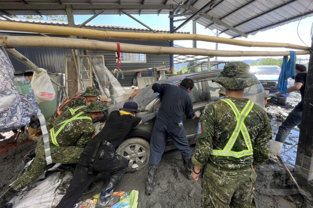 第五作戰區增援官兵與民眾協力災後復原工作，展軍民同心精神。（第五作戰區提供）