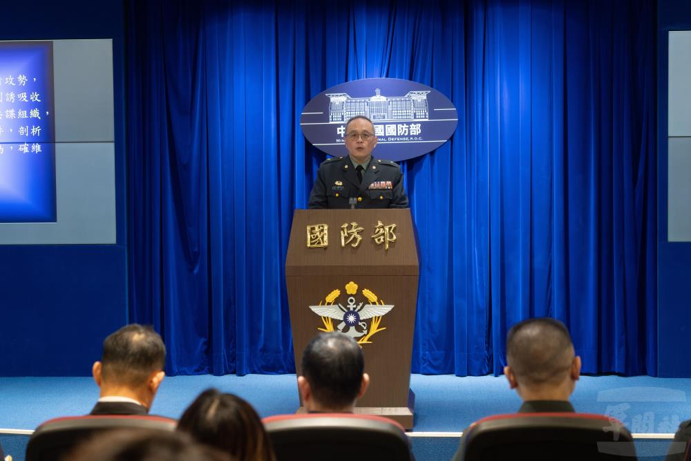 政戰局保防安全處處長簡少將說明近期中共接觸官兵滲透案件與態樣分析。（軍聞社記者文仁攝）