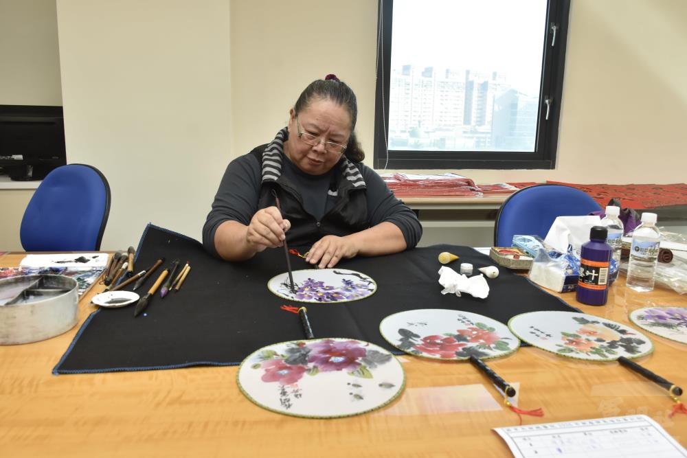 老師們帶來多種書畫創作，為高雄總醫院同時增添新春與文藝氣息。（國軍高雄總醫院提供）