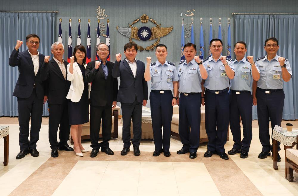 軍友保代敬軍團慰訪空軍司令部。（青年日報提供）