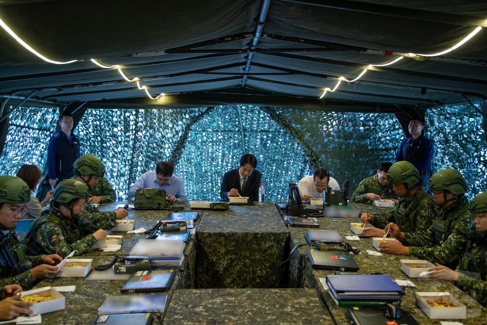 賴總統午間與操演官士兵一同享用加熱式餐盒。（軍聞社記者王進福攝）