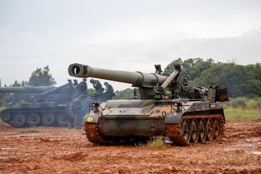 M110A2自走砲於射擊完畢後立刻變換陣地。（軍聞社記者王進福攝）