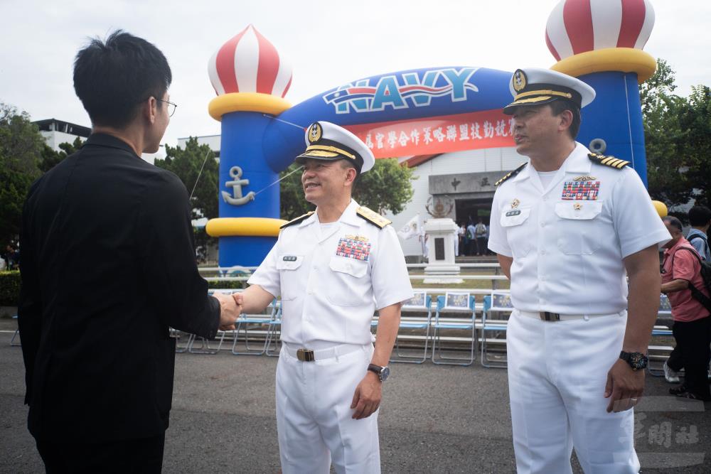 吳指揮官與師生握手致意。（軍聞社記者呂尚俞攝）