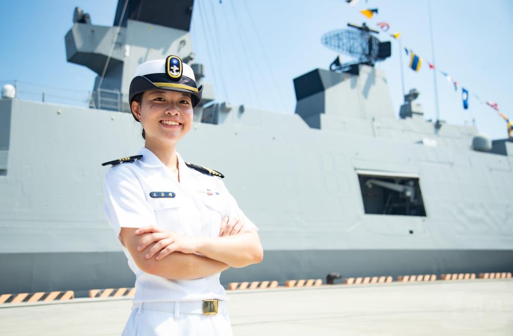 榮獲績優學生的海軍官校王苓瑋表示，期許自己未來成為一位以身作則的軍官。（軍聞社記者王茗生攝）