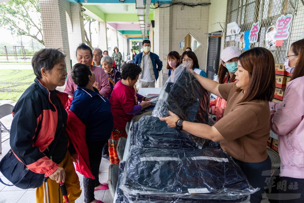 保暖衣物發送至收容地點後，提供撤離民眾領用。（軍聞社記者蔡枋澐攝）