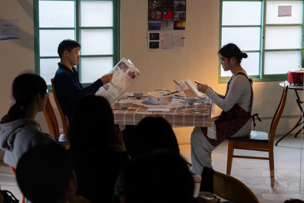 活動採開放互動式呈現，讓觀眾可以近距離參與角色演出。（軍聞社記者陳傳奇攝）