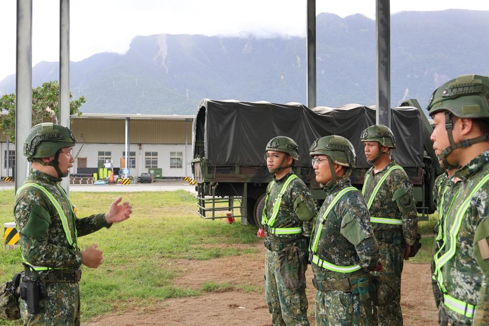 花防部混砲營參謀主任對預置兵力官兵實施勤前教育。(第二作戰區提供) 花防部混砲營參謀主任對預置兵力官兵實施勤前教育。(第二作戰區提供)