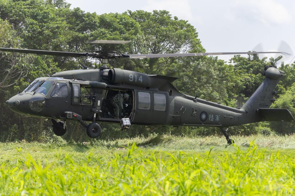 UH-60M黑鷹直升機執行軍品下卸。（軍聞社記者吳柏融攝）