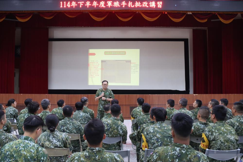 陸軍58砲指部日前辦理下半年軍旅手札批改講習。（陸軍第十軍團提供）