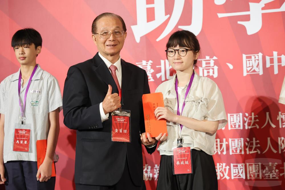 前教育部長吳清基頒發助學金。（軍聞社記者蔡枋澐攝）