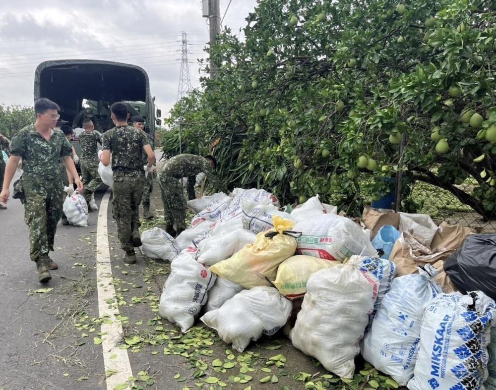 第四作戰區國軍官兵協助麻豆落果清運。(國防部提供) 第四作戰區國軍官兵協助麻豆落果清運。(國防部提供)