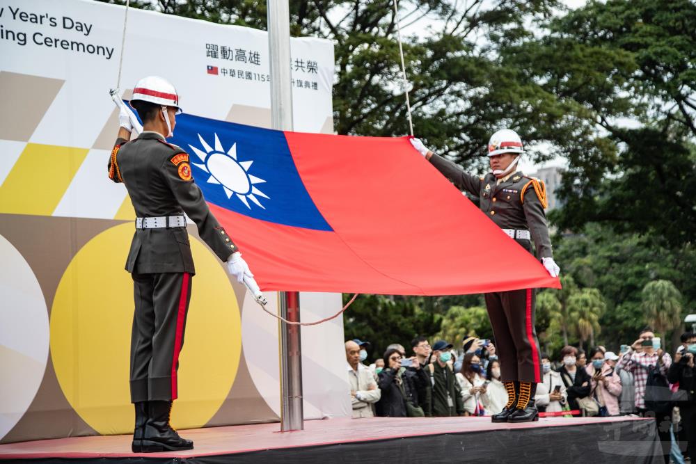 升旗旗手由海軍陸戰隊樂儀隊官兵擔任。（軍聞社記者王茗生攝）