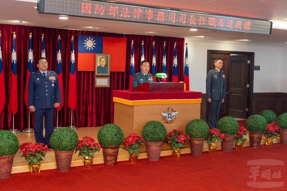 國防部副部長鍾樹明上將主持法律事務司司長吳中將任職布達典禮。(軍聞社記者吳冠萱攝) 國防部副部長鍾樹明上將主持法律事務司司長吳中將任職布達典禮。(軍聞社記者吳冠萱攝)