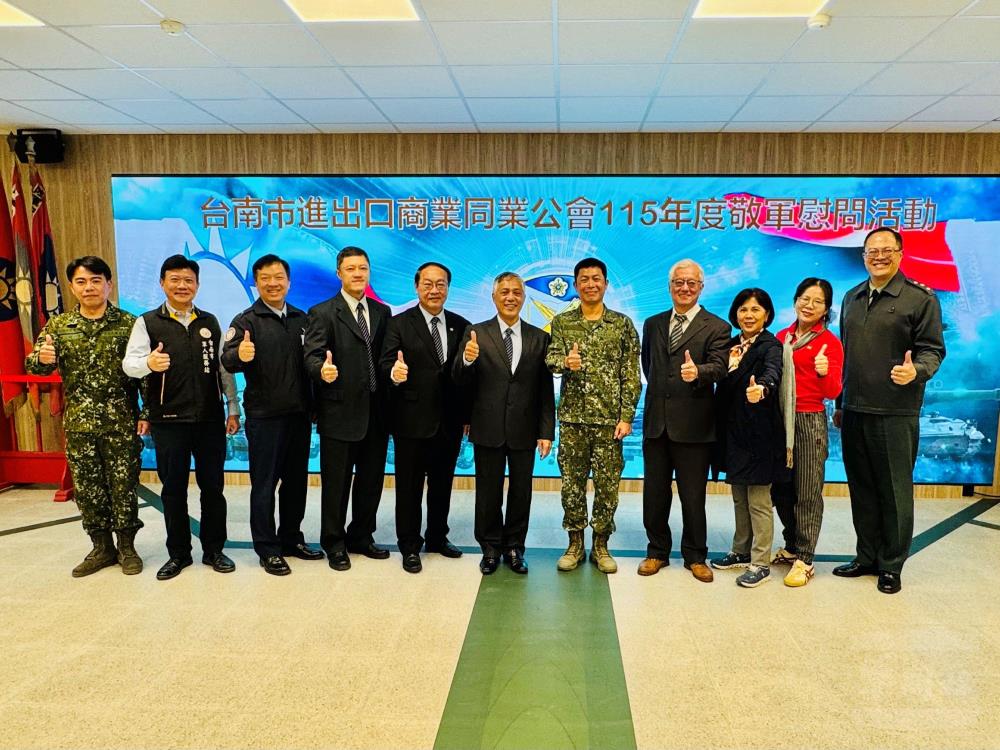 敬軍團與官兵合影（臺南市軍人服務站提供）