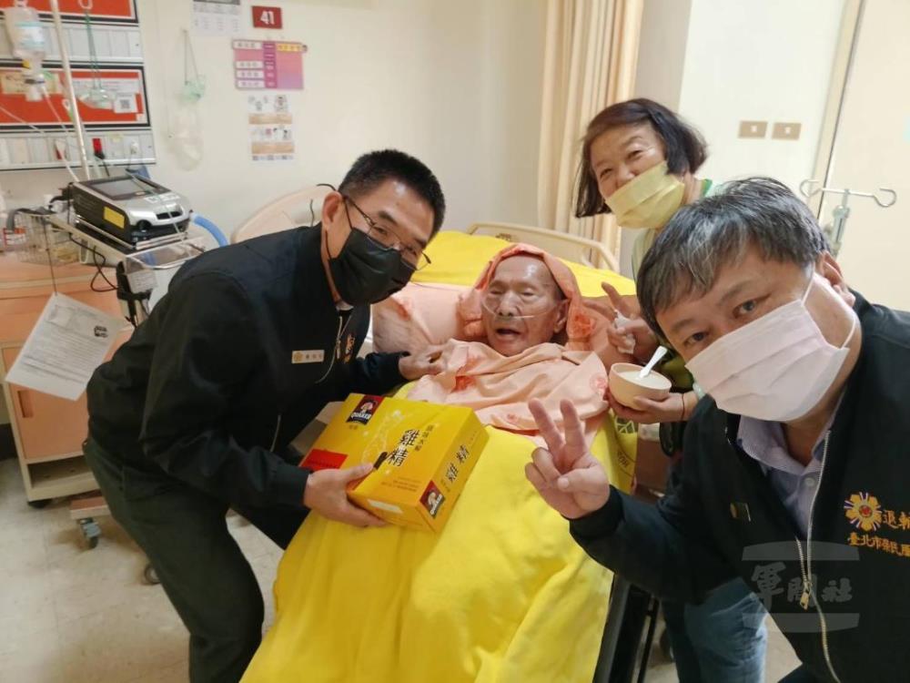 臺北市榮服處辦理「春節送愛」關懷行動。（臺北市榮服處提供）