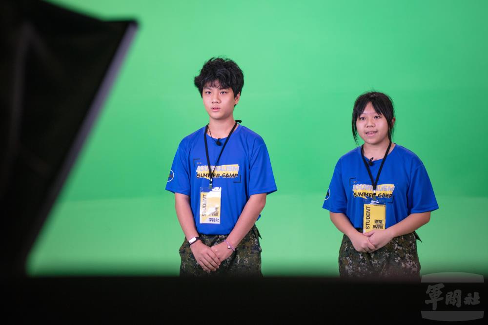 學員體驗攝影棚實務課程。（軍聞社記者薛皓文攝）