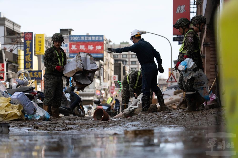 蘇支部官兵協助清淤及環境清理。（軍聞社記者吳東昇攝）