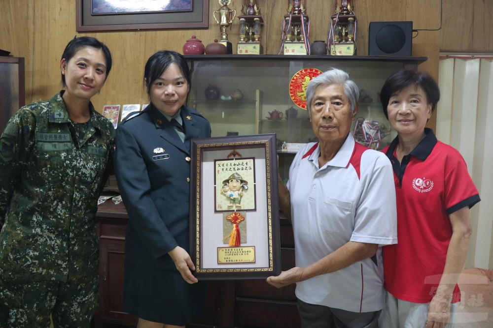 陸軍五支部表揚114年模範父親。(陸軍五支部提供)