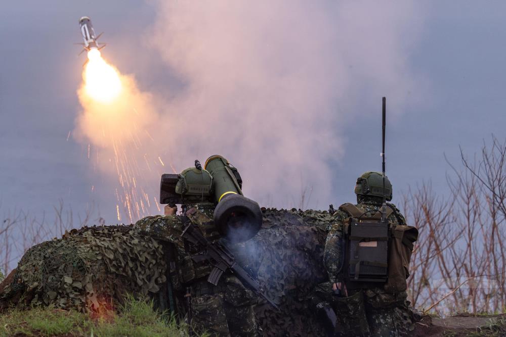 反甲連官兵實施標槍飛彈射擊。（軍聞社記者蔡枋澐攝）