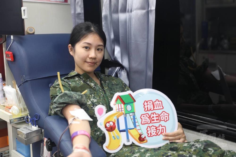 陸勤部通基廠官兵踴躍挽袖捐血。(陸勤部通基廠提供) 陸勤部通基廠官兵踴躍挽袖捐血。(陸勤部通基廠提供)