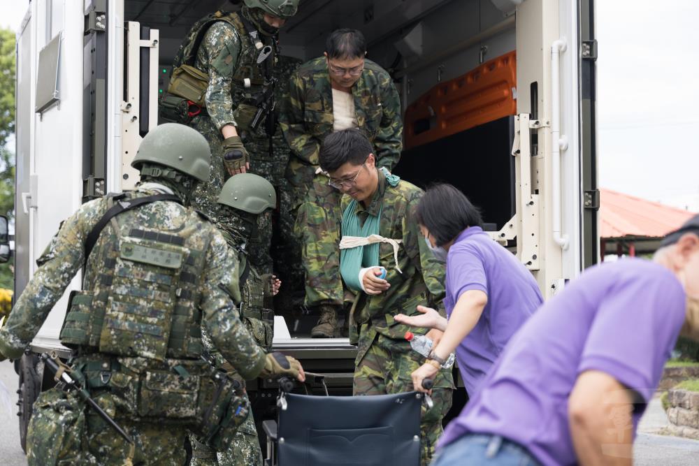輕傷人員轉往馬蘭榮家收治。（軍聞社記者李恬恬攝）