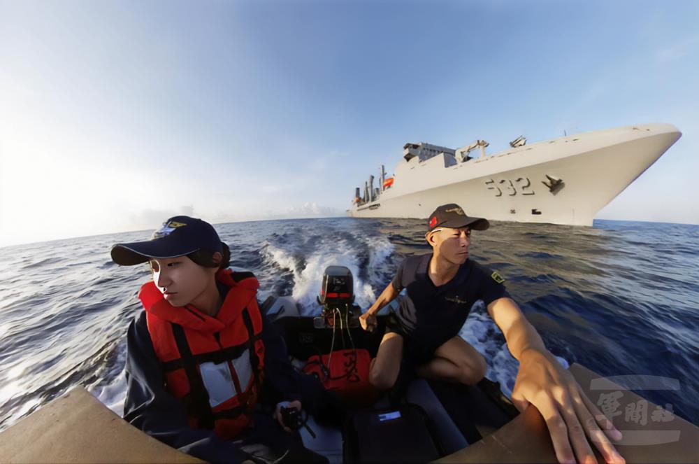 磐石軍艦施放小艇，確認泊港航道狀況。（軍聞社記者王茗生攝）