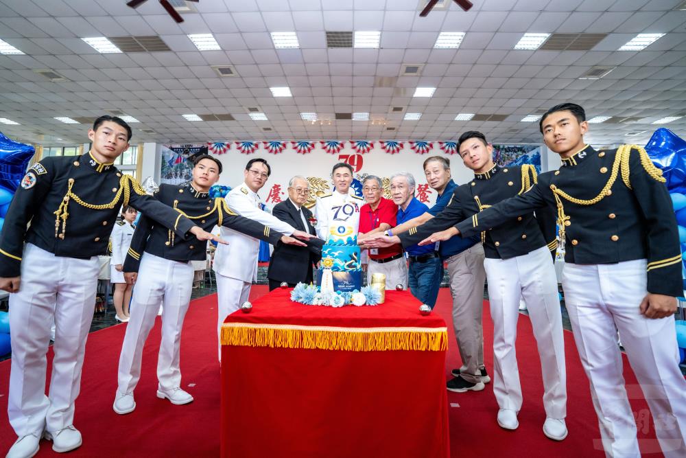 蔣司令與校友代表及學生共同切下生日蛋糕，祝賀海軍官校生日快樂。（青年日報提供）