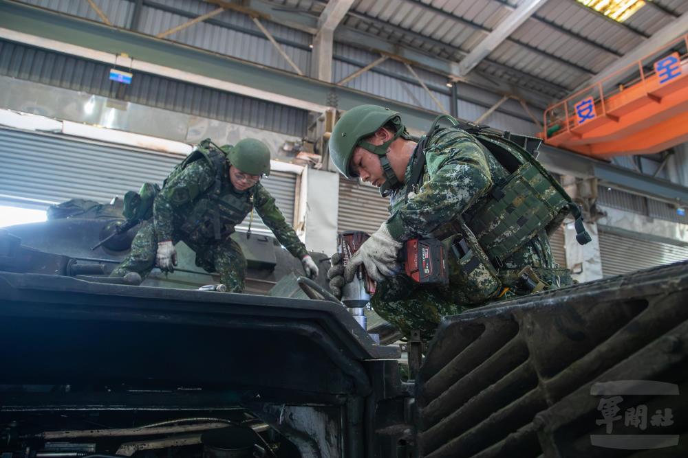 保修人員依程序步驟完成戰車修復工作。（軍聞社記者王進福攝）