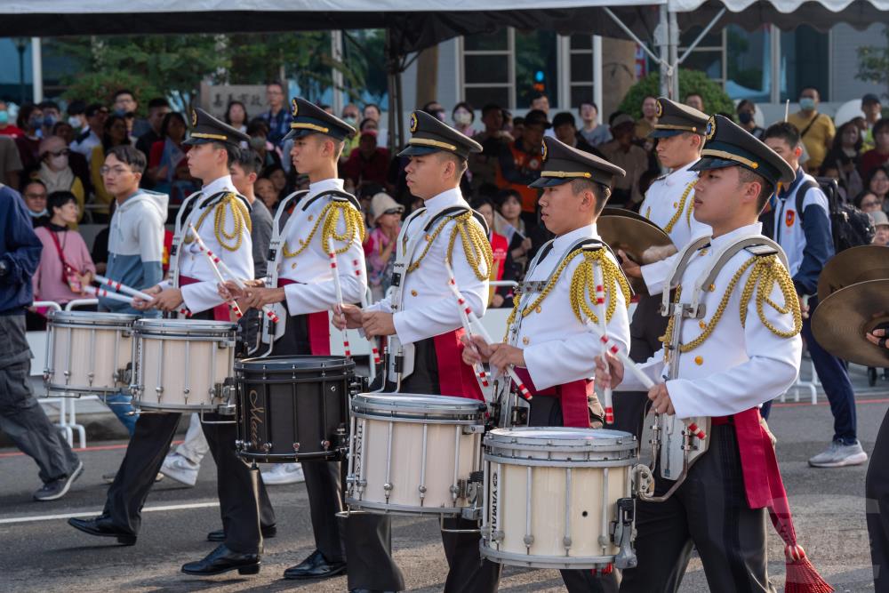 陸軍官校軍樂隊以整齊的隊形與節奏通過觀禮臺。（軍聞社記者吳冠萱攝）
