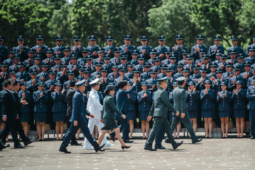 畢業生熱烈歡迎賴總統蒞臨合影。（軍聞社記者林庭暉攝）