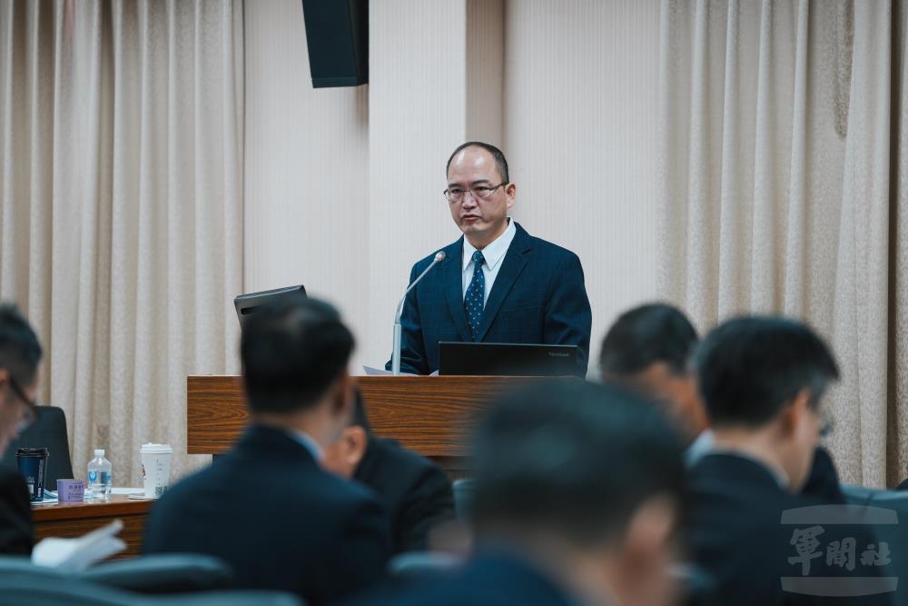 作計室次長連志威中將向委員報告專案內容。（軍聞社記者陳傳奇攝）