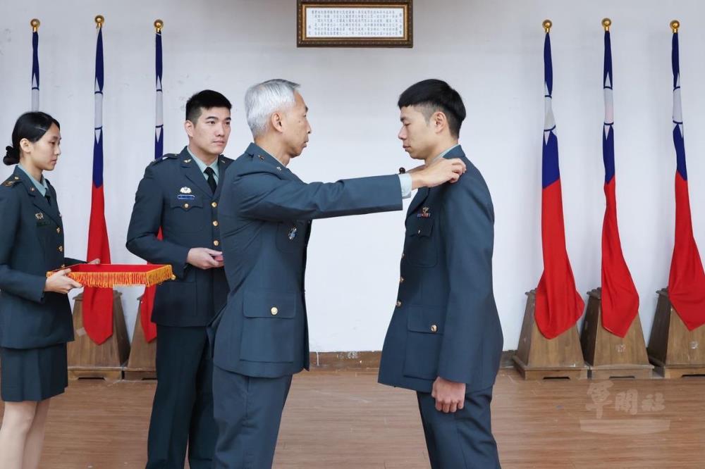 旅長曾少將表揚晉任人員。（601旅提供）