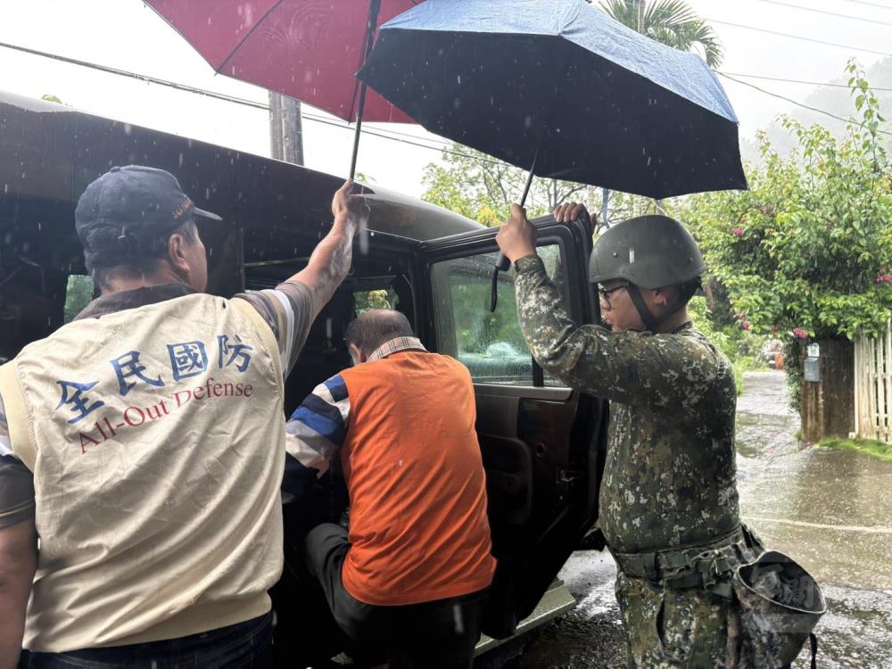 四支部運輸兵群偕同高雄市六龜區後備軍人輔導中心幹部實施預防性撤離。（第四作戰區提供）