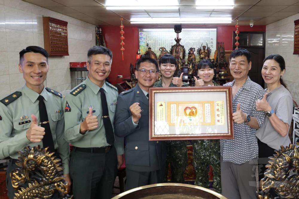 裝甲第584旅旅長周少將前往桃園地區,表揚登步部隊「114年模範父親」。(584旅提供) 裝甲第584旅旅長周少將前往桃園地區,表揚登步部隊「114年模範父親」。(584旅提供)