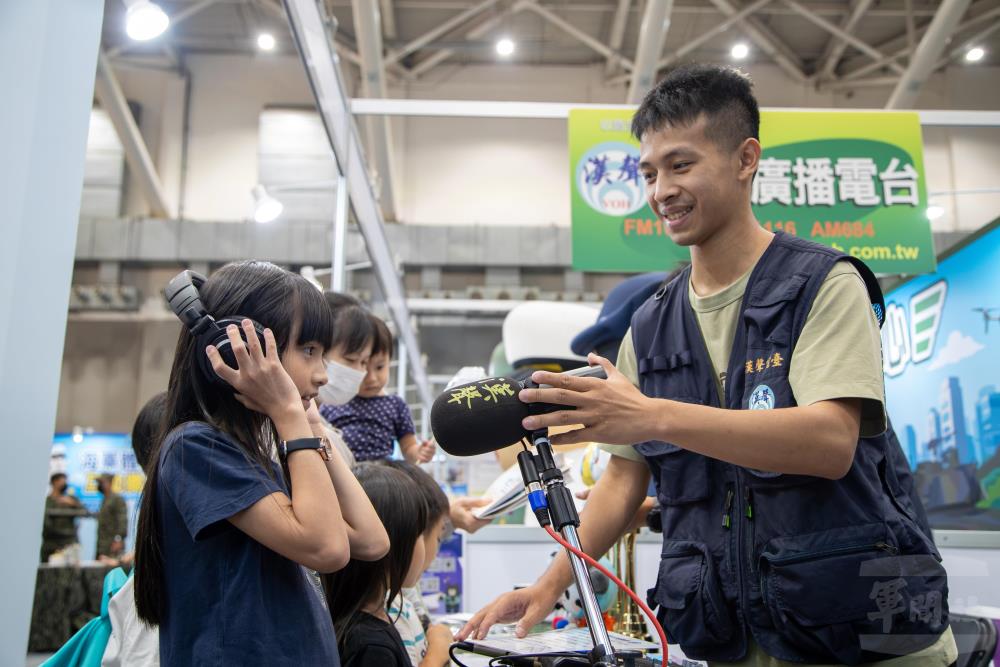漢聲廣播電臺在活動現場提供小朋友DJ體驗活動。（軍聞社記者王進福攝）