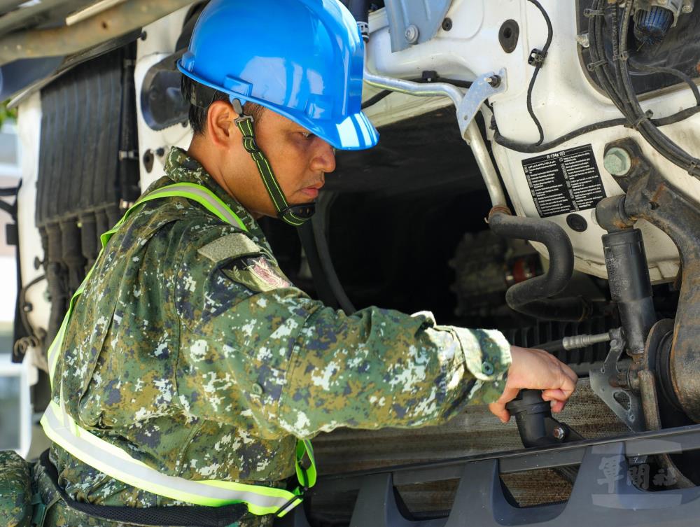 官兵執行車輛行駛前檢查。（第二作戰區提供）