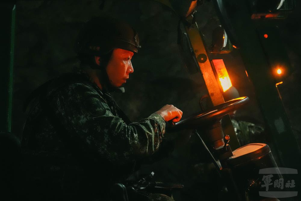 官兵操作叉動車運補糧秣。（軍聞社記者陳傳奇攝）