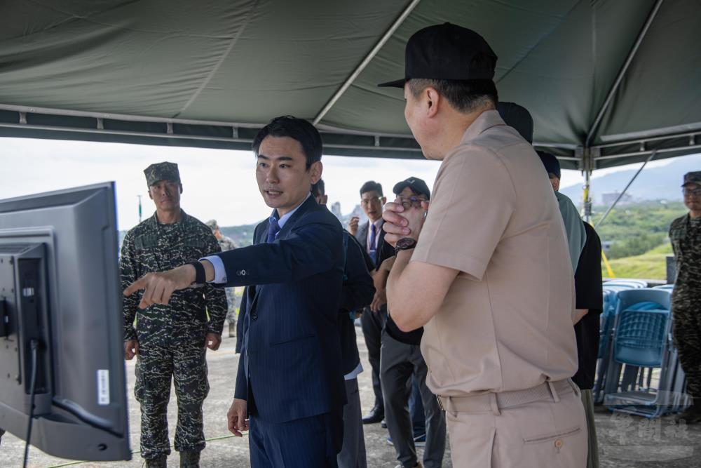 陳召委實地觀摩無人機即時影像回傳。（軍聞社記者吳柏融攝）