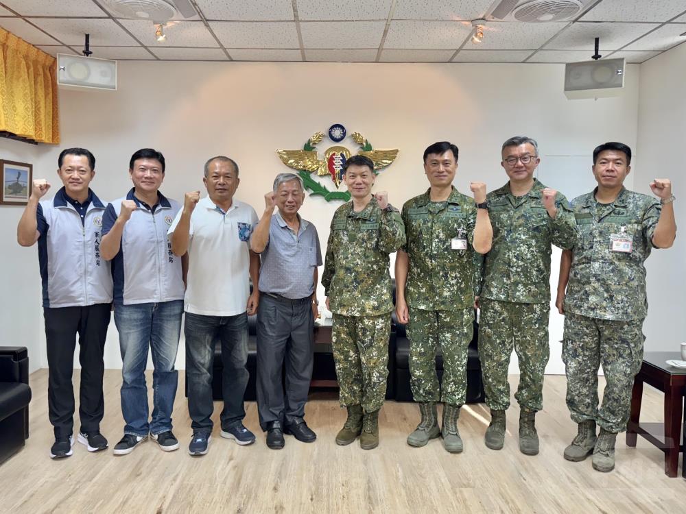 敬軍團一行至陸軍航空特戰指揮部進行慰問。（臺南市軍人服務站提供）