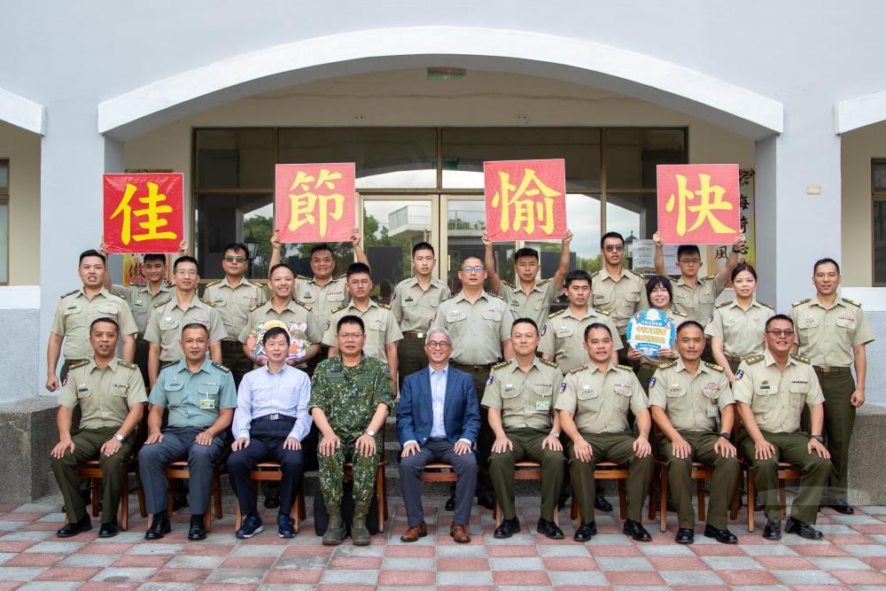 徐副部長與苗栗憲兵隊官兵合影。（軍聞社記者王進福攝）