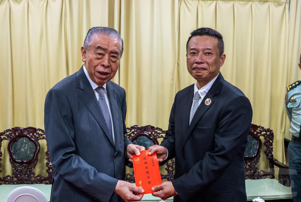 李榮譽理事長頒贈官兵端節慰問金。（軍聞社記者吳東昇攝）