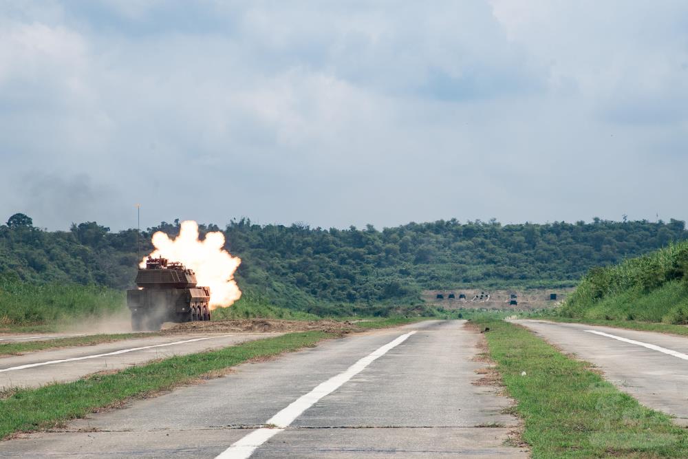 105公厘輪型戰車進行「靜對靜、靜對動、動對靜、動對動」射擊演練。（軍聞社記者黃劭恩攝）