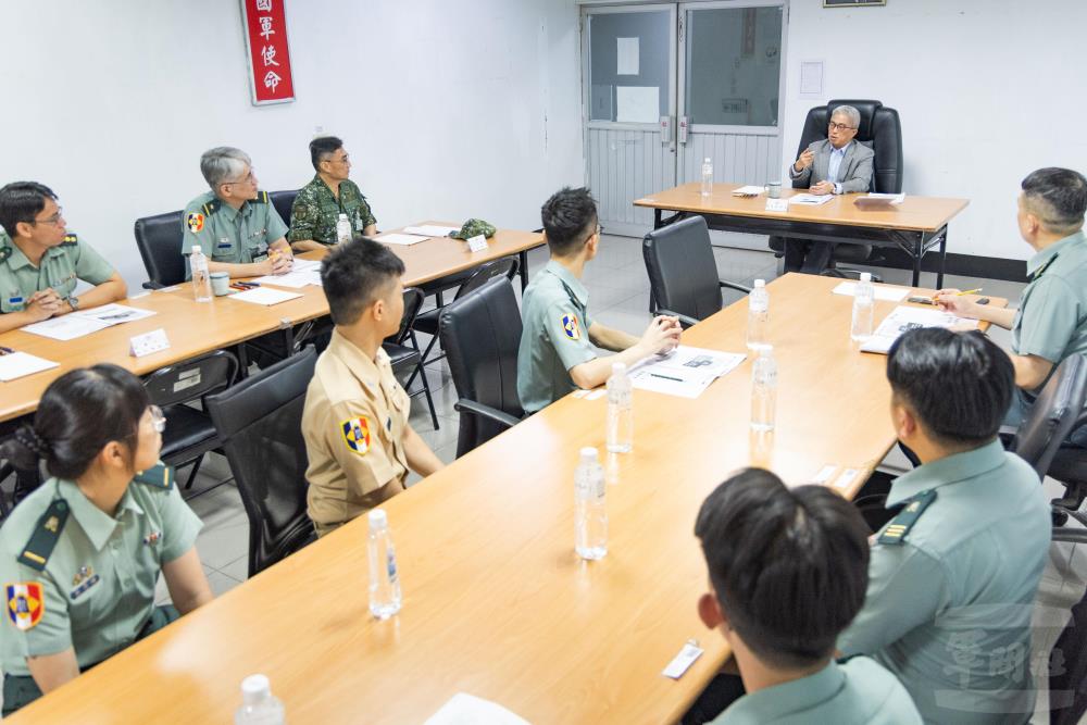 徐副部長座談時肯定宜蘭財務組同仁長期的付出。（軍聞社記者黃劭恩攝）