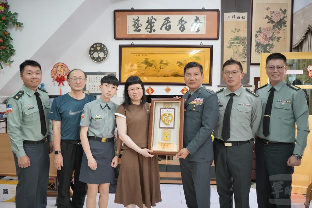 澎防部指揮官陳中將，代表單位頒贈年度模範母親蔡麗珠女士「母儀典範」賀匾。（澎防部提供）
